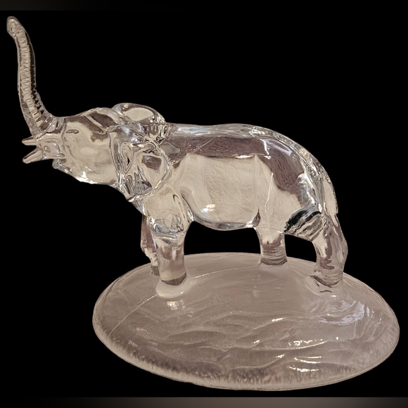 Solid glass Elephant Figurine - Picture 2 of 7